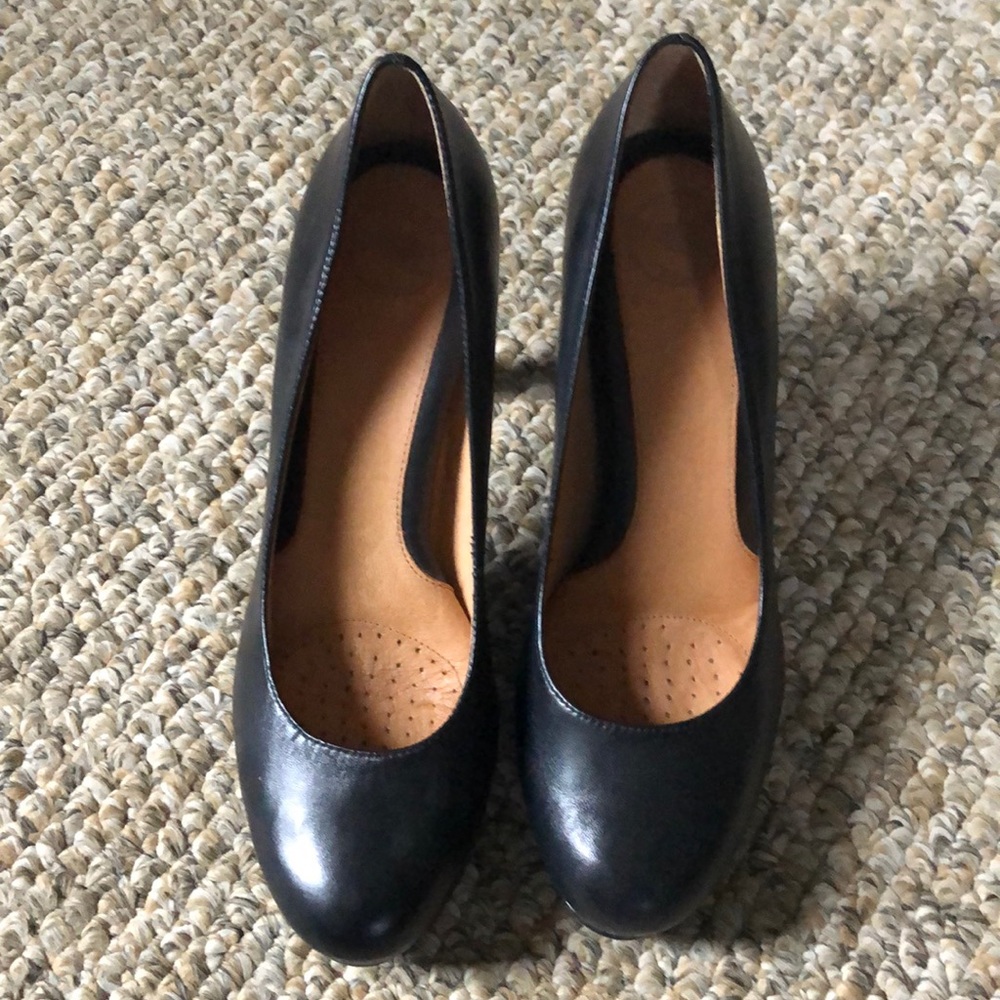 EUC Comfortable black heels - Picture 2 of 5
